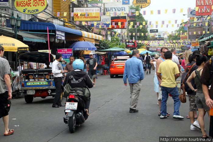 На улице Кхаосан Роад Бангкок, Таиланд