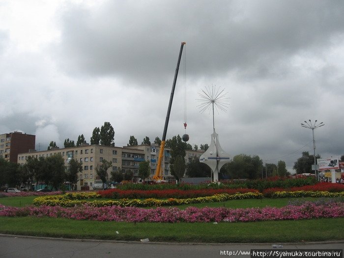 На башенном кране большой красно-зеленый арбуз был поднят над площадью, как символ открытия фестиваля. Камышин, Россия