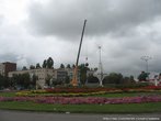 На башенном кране большой красно-зеленый арбуз был поднят над площадью, как символ открытия фестиваля.