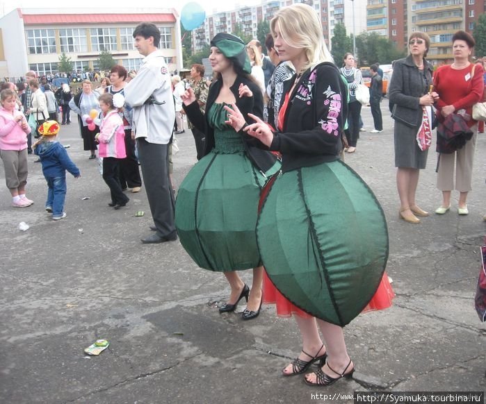 Гуляя по площади, мы то и дело встречали участников фестиваля в их арбузных костюмах, Камышин, Россия