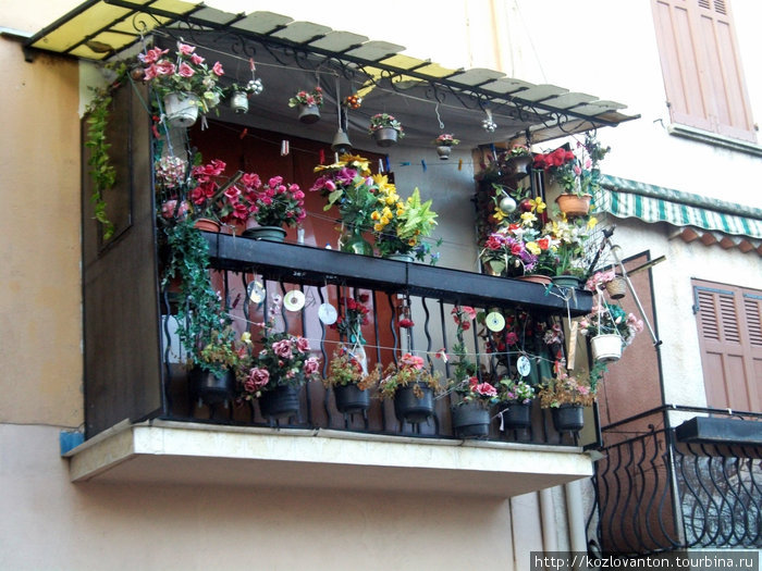 Забавный балкончик цветовода и дискомана. Бриньоль, Франция