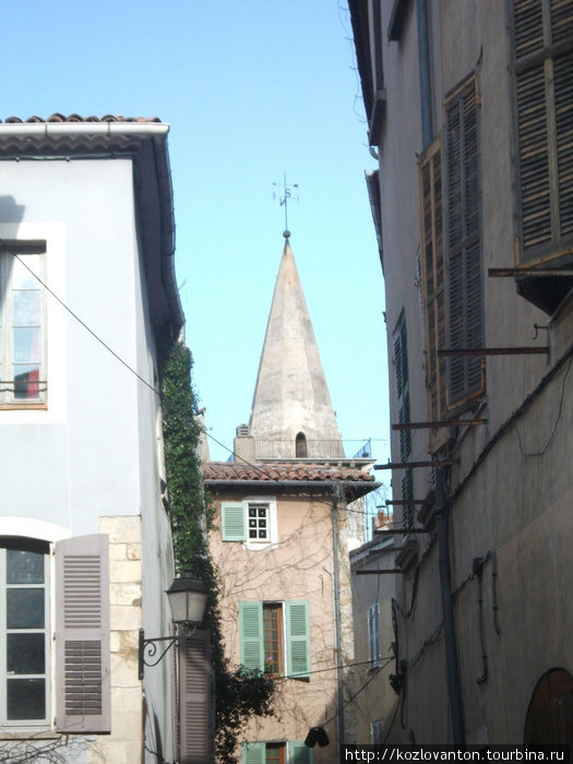Над узкими улочками возвышается шпиль церкви Христа Спасителя, датируемой XI веком. Бриньоль, Франция