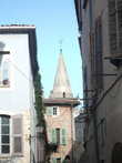 Над узкими улочками возвышается шпиль церкви Христа Спасителя, датируемой XI веком.