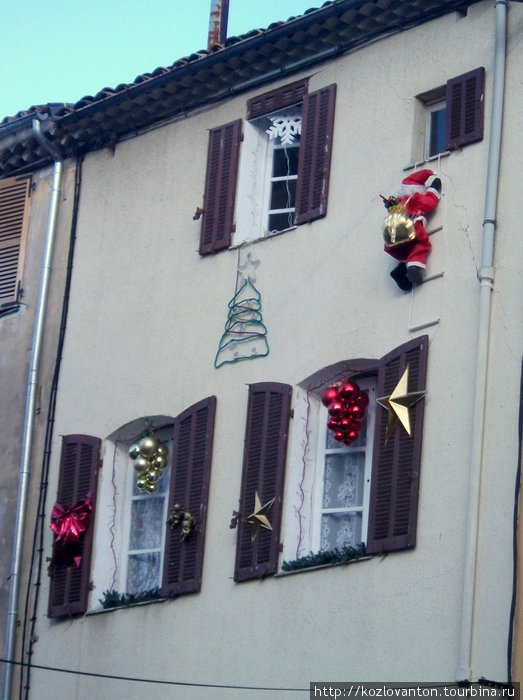 Новогоднее убранство домов. Бриньоль, Франция
