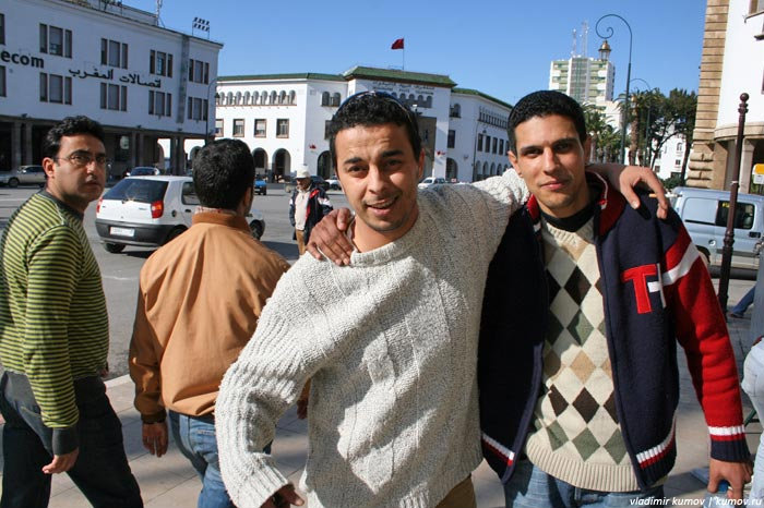 Эти двое ко мне пристали и хотели отобрать камеру... но мы сошлись на одной фотографии :) Рабат, Марокко