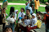Индонезийские школьники с учителем.