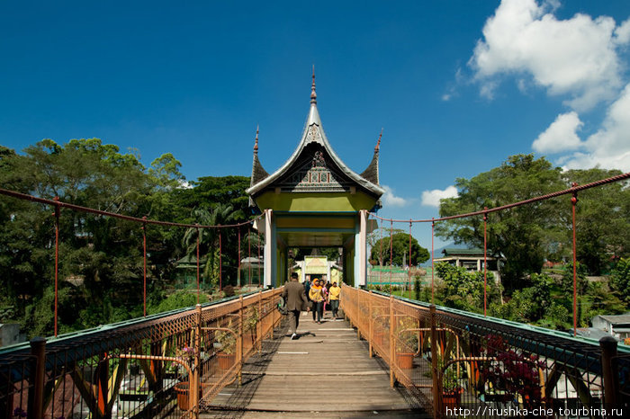 Мост на другой холм. Букиттинги, Индонезия