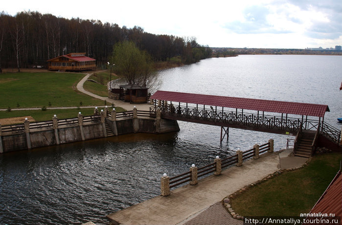 Вид с нашего балкона на протоку и озеро Щёлково, Россия
