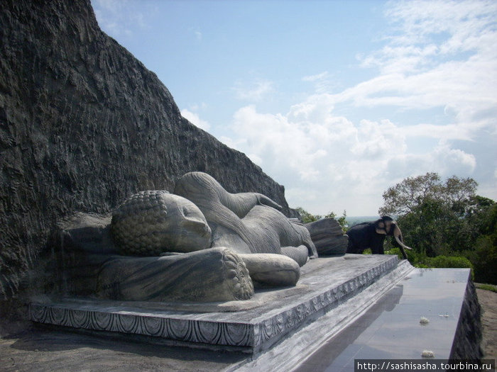 Спящий Будда на скале над озером Ампара, Шри-Ланка