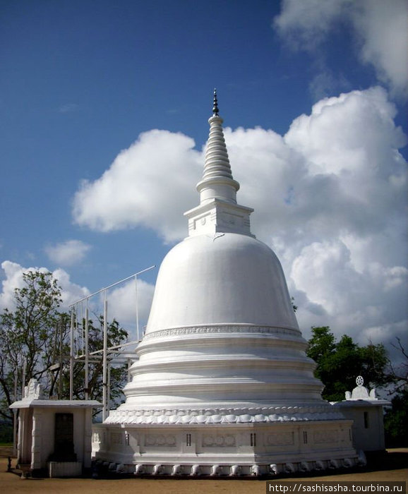 Старейшая ступа в индии. Шри Ланка ступа Будды. Буддийский храм ступа. Древняя Буддийская ступа. Буддийская ступа в Индии.
