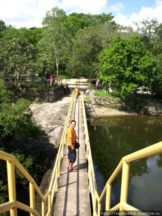Мужская часть команды Мир без виз на мосту. Ампара, Шри-Ланка