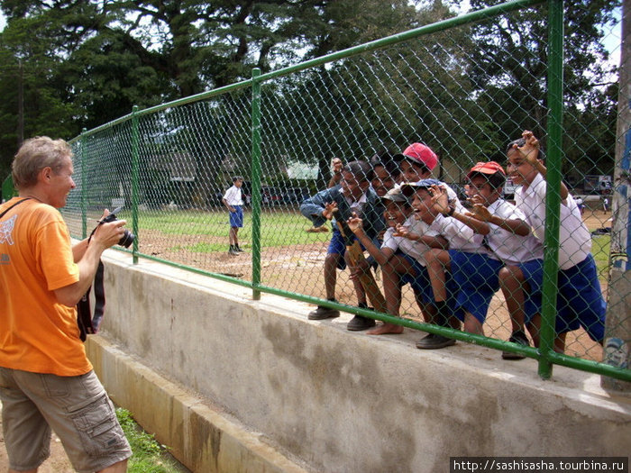 Белый человек всегда вызавает восторг у детской публики в синих шортах. Бадулла, Шри-Ланка
