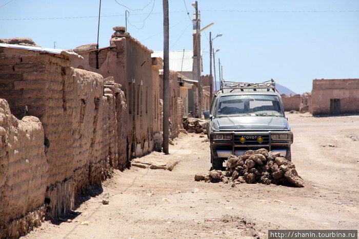 В стороне от туристической улицы Колчани, Боливия