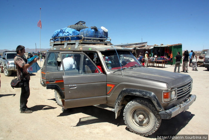 Джипы с туристами по пути к соляному озеру делают остановку в деревне Колчани Колчани, Боливия