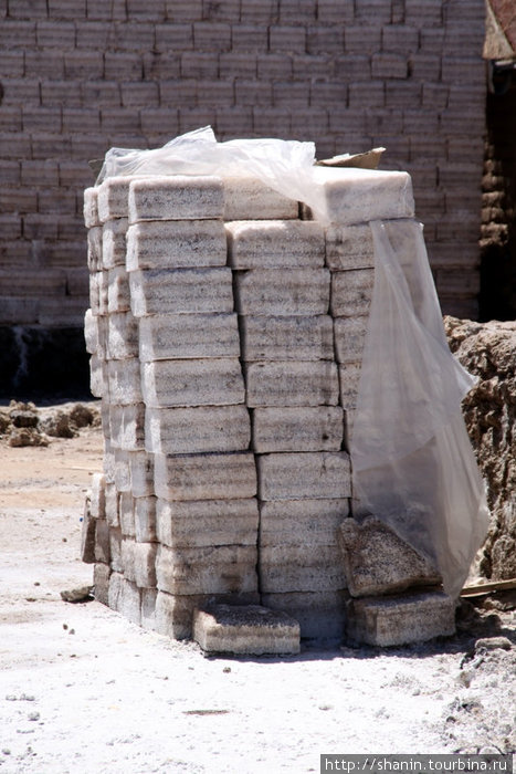 Соляные блоки используются в качестве кирпичей Колчани, Боливия