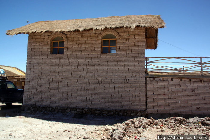 Дом из соляных блоков Колчани, Боливия