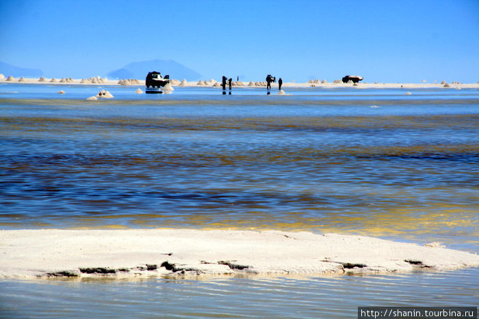 Люди на соляном озере Уюни, Боливия