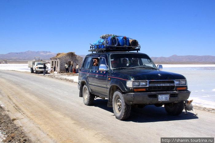 Джип на дороге Уюни, Боливия