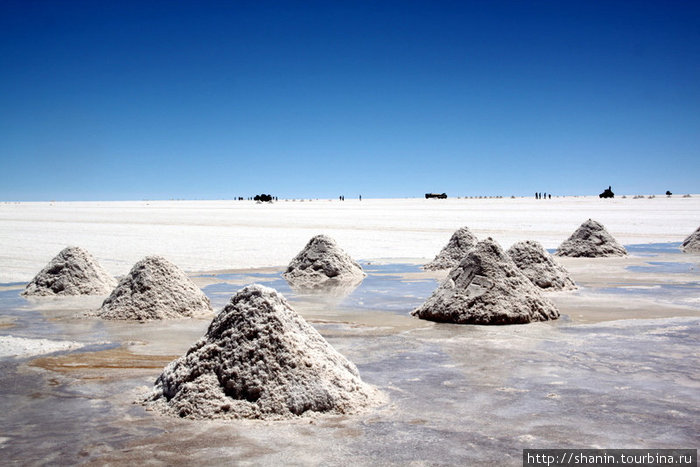 Горки соли на соляном озере Уюни, Боливия