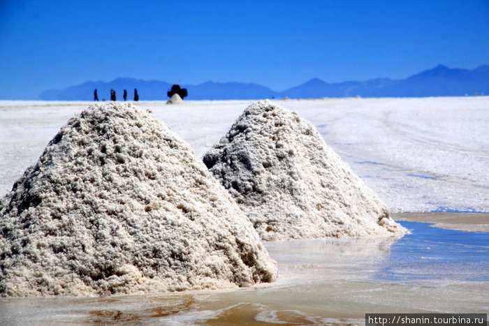 Две пирамидки из соли Уюни, Боливия