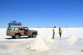 Туристы на соляном озере