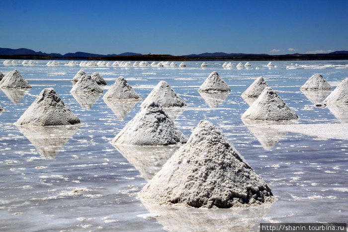Пирамидки из соли на соляном озере Уюни, Боливия