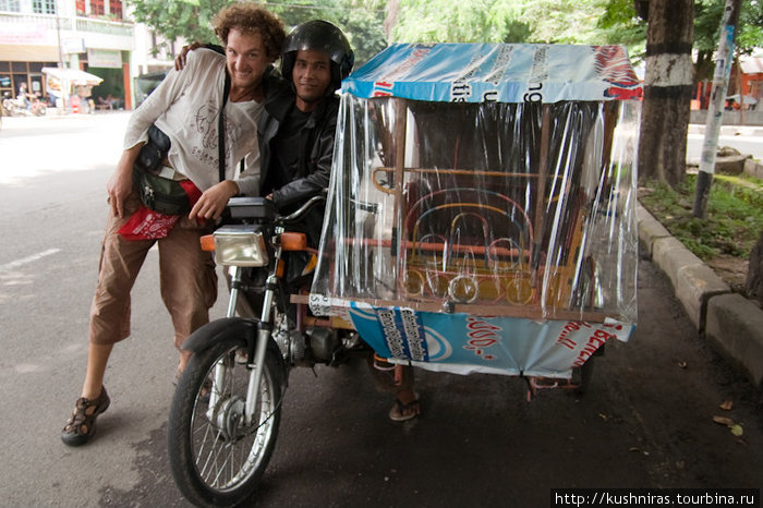 Это БЕЧА — мотоцикл с коляской. За Ваши деньги доставит Вас в любую точку города. Медан, Индонезия