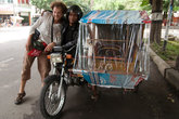Это БЕЧА — мотоцикл с коляской. За Ваши деньги доставит Вас в любую точку города.