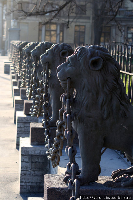 Ограда из 29 львов у дома Безбородко. Санкт-Петербург, Россия
