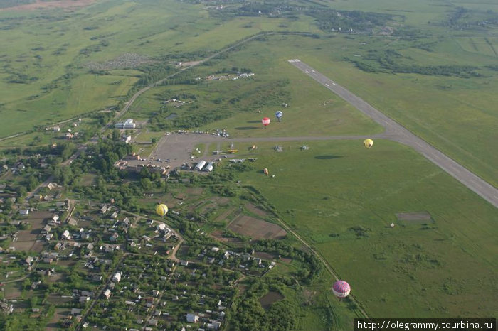 А вот и аэродром, цель нашего полета. Великие Луки, Россия