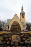 Лютеранская кирха, построенная по проекту Стенбека в 1907 году. Когда-то здесь находился немецкий орган в 12 регистров.
На месте памятного камня было финское кладбище.