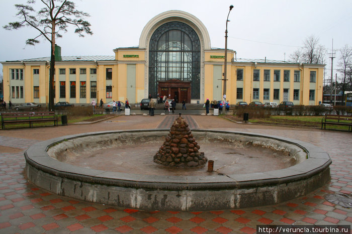 Дачная история Зеленогорска началась с 1870 года, когда была построена ж/д. Ж/Д вокзал, построенный в 1917 году Б.Гранхольмом и перестроенный в 1950-х г. А. Гречанниковым.
