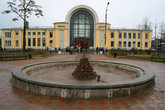 Дачная история Зеленогорска началась с 1870 года, когда была построена ж/д. Ж/Д вокзал, построенный в 1917 году Б.Гранхольмом и перестроенный в 1950-х г. А. Гречанниковым.