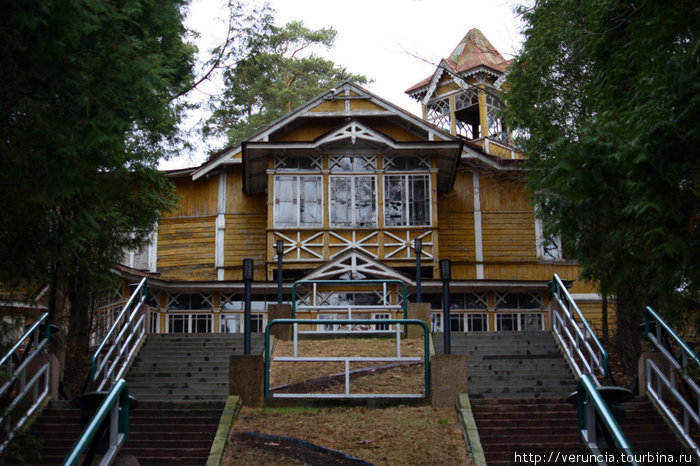 Лестница и старая дача Иглова на территории пансионата Белое солнце. Зеленогорск, Россия