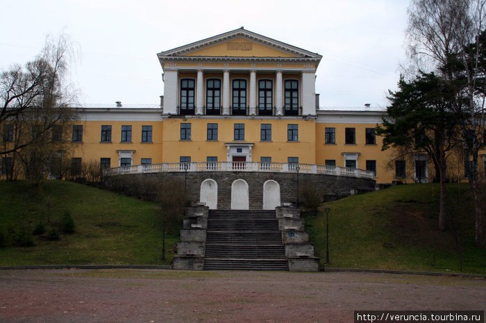 Вид на 445-ю школу в сталинском стиле. Зеленогорск, Россия