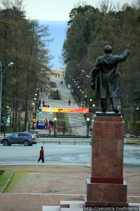 А с верхней площадки школы открывается вид на залив, памятник Вождю и главную аллею парка. Зеленогорск, Россия