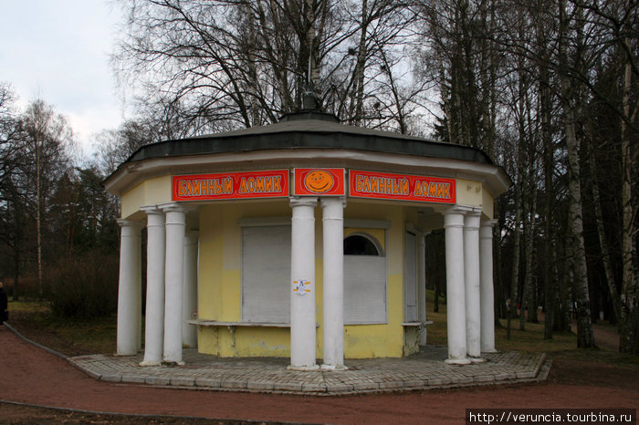 Небольшая круглая постройка с колоннами — Кафе «Ротонда» («Гайка»). Зеленогорск, Россия