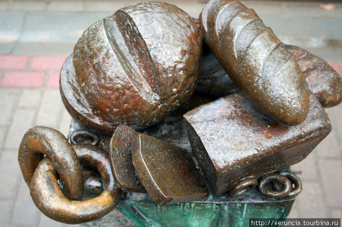 Композиция Хлеб (скульптор — Арсен Аветисян) в Зеленогорске была установлена в 2003 году на пр. Ленина (д. 22) у хлебного магазина Сестрорецкого хлебозавода. Зеленогорск, Россия