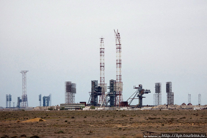 На горизонте видны пусковые установки. Всего на Байконуре 9 типов стартовых комплексов в составе 15 пусковых установок для запусков ракет-носителей. Байконур, Казахстан