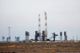 На горизонте видны пусковые установки. Всего на Байконуре 9 типов стартовых комплексов в составе 15 пусковых установок для запусков ракет-носителей.