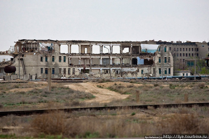 Раньше на территории космодрома было несколько гостиниц, жилые дома, сейчас всё разрушено. Байконур, Казахстан
