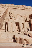 У одной статуи не хватает головы — она была отломана во время землетрясения. Высота статуй — 20 м, от одного уха до другого — 4 м. У ног Рамсеса II — скульптуры членов его многочисленной семьи.