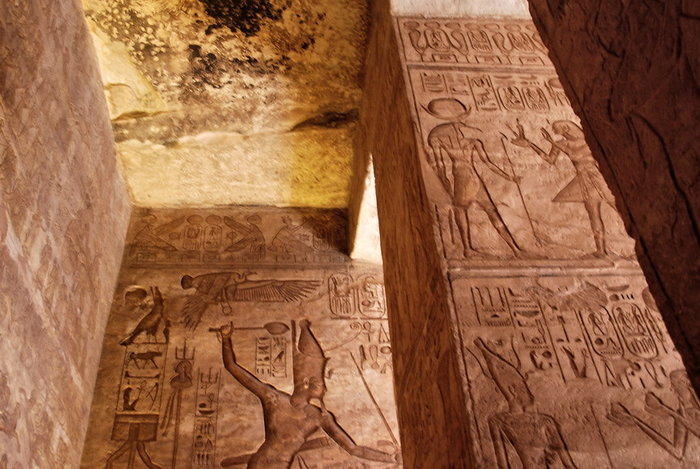В последний маленький зал входил лишь сам фараон со свитой. Там установлены четыре скульптуры, как и у входа в храм. Абу-Симбел, Египет