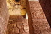 В последний маленький зал входил лишь сам фараон со свитой. Там установлены четыре скульптуры, как и у входа в храм.