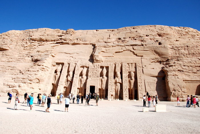 А это уже второй храм, который Рамзес построил для своей жены. Абу-Симбел, Египет
