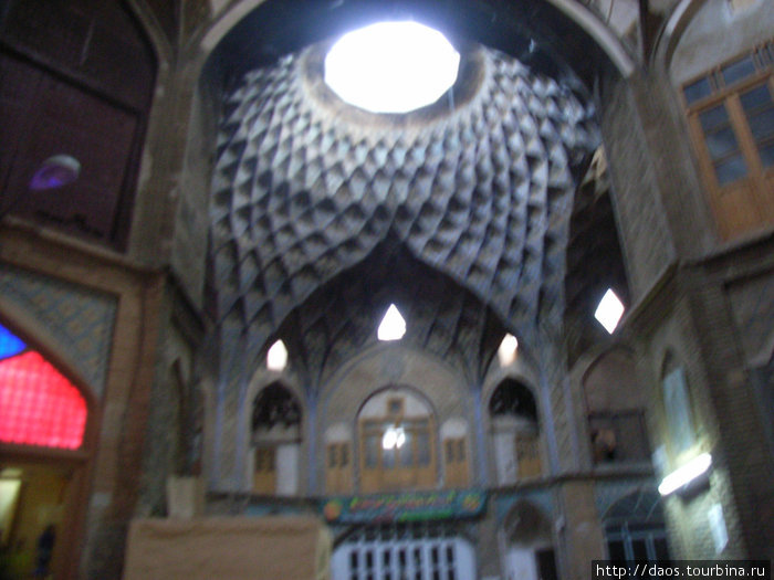 Центральный купол базара около большого магазина ковров Кашан, Иран