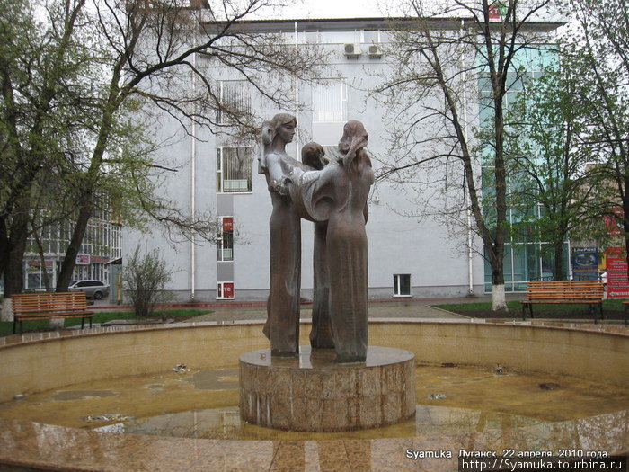 Сам фонтан еще не работал, но его скульптурная композиция заслуживала внимания. Луганск, Украина