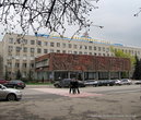 Здесь улица Лермонтова становилась широкой, со светофорами и обозначенными переходами. На одной из ее сторон — большое серое здание с советской символикой.