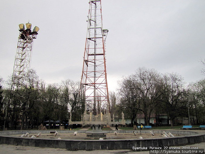 Фонтан еще не был включен, а инженерное решение телебашни придавало оригинальность. Луганск, Украина