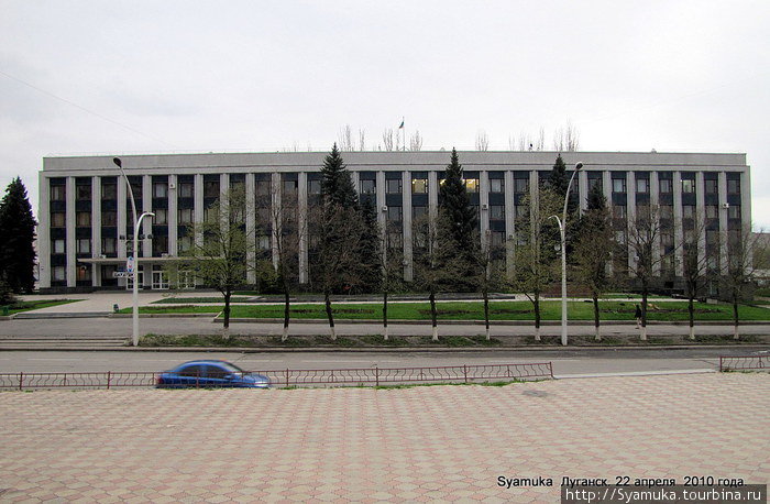 От памятника хорошо видны Городской совет и администрация города. Луганск, Украина